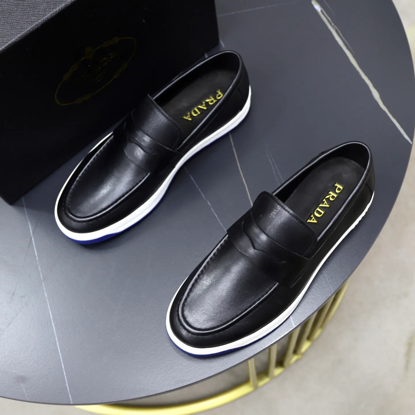 Factory price: 💰640 Prada classic men’s lace-up casual shoes | Imported cowhide upper | Upper stitching layered design, light and breathable | Soft and comfortable | Decorated with PRADA letters on the side | Distinctive sports style, showing the brand style | Lightweight concave and convex pattern rubber soles | Matched with cowhide foot pad lining | Excellent foot feel, fashionable and elegant | Size: 38-44 (45 customized)